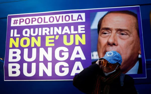 「大統領府はブンガブンガでない」と書かれたベルルスコーニ氏のポスターの前に立つ男性（4日、ローマ）＝ロイター