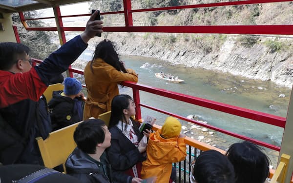 京都の保津川沿いを走る嵯峨野トロッコ列車。コロナ禍前は訪日客に人気だった（2019年4月）