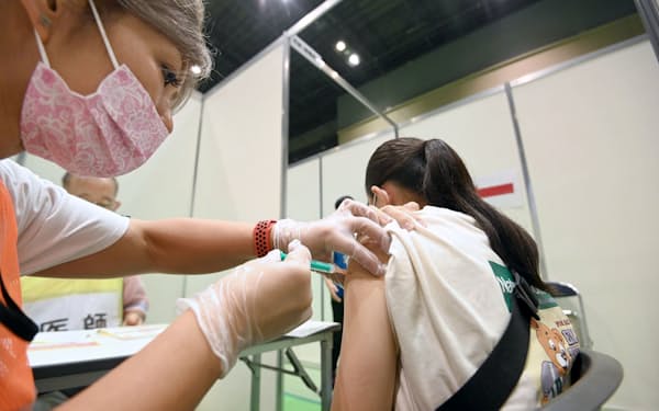 新型コロナウイルスのワクチン接種を受ける子ども(11日、東京都葛飾区)