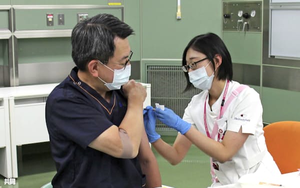 3回目のワクチン接種を受ける千葉大病院の横手幸太郎院長(2021年12月)