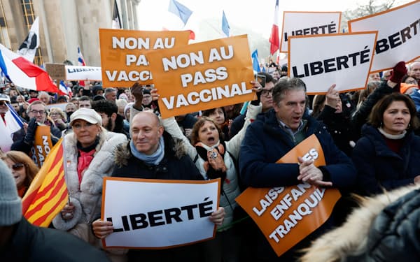 ワクチン接種を事実上義務化する動きに抗議する人々（15日、パリ）=ロイター