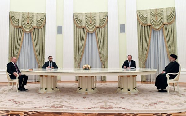 ロシアのプーチン大統領㊧とイランのライシ大統領㊨は19日、モスクワで会談した＝ロイター