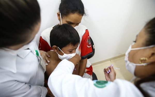 ワクチンの接種を受ける子供（17日、サンパウロ）＝ロイター