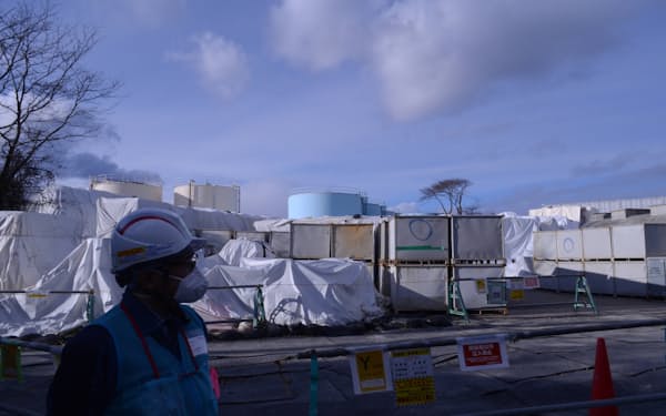 訪れた福島第１原発敷地内の一角に廃炉作業に伴うがれきが山積みになっていた。