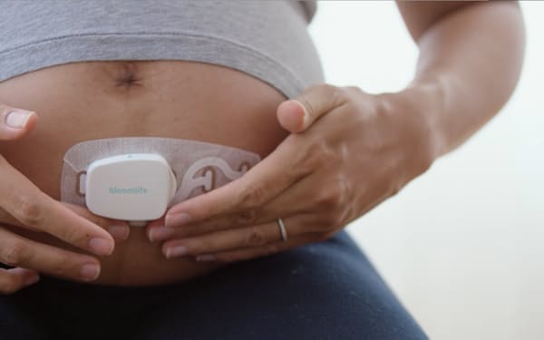 米ブルームライフの独自のウエアラブル機器は妊婦や胎児の状態を高精度で監視し、まるで医師がそばにいるように感じる＝同社提供