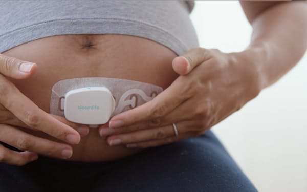 米ブルームライフの独自のウエアラブル機器は妊婦や胎児の状態を高精度で監視し、まるで医師がそばにいるように感じる=同社提供