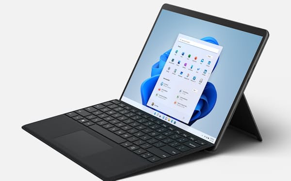 米マイクロソフトの「Surface Pro ８」はタブレット型パソコン。別売のキーボード兼カバーを取り付けてノートパソコンのようにも使える