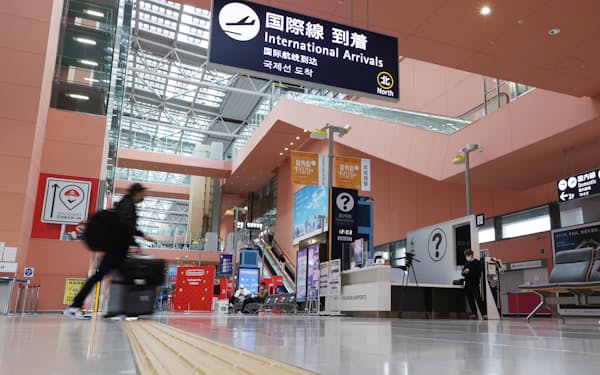 全世界からの外国人の新規入国が原則停止され、閑散とする関西国際空港の到着ロビー(21年12月)