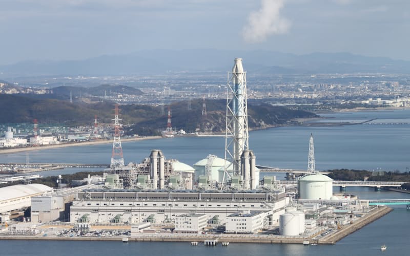 火力発電の燃料高が重荷となっている(関西電力のLNG火力発電所) 火力発電の燃料高が重荷となっている(関西電力のLNG火力発電所)