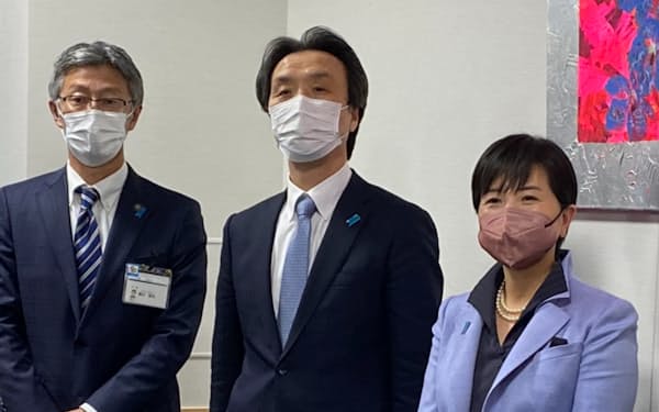 拉致被害者の蓮池薫さん(中央)、柏崎市の桜井市長(左)と面会した米国大使館のリー氏(20日、柏崎市役所)