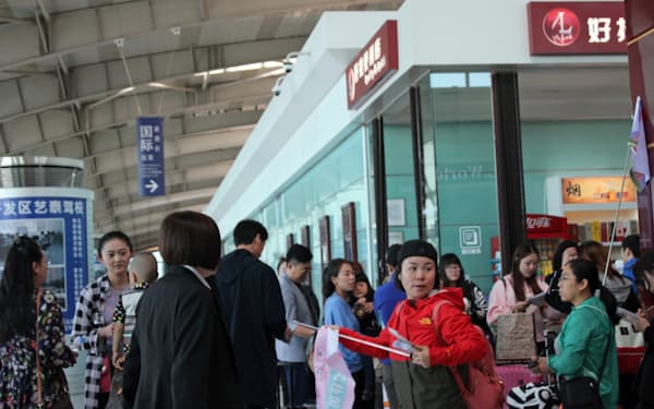 新型コロナウイルスの感染拡大前は、長期休暇で海外旅行へ出かける中国人が多かった（2017年1月、遼寧省大連市）