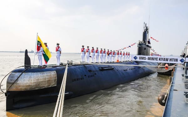 中国から譲渡され、ミャンマー海軍の艦艇として就役した潜水艦（2021年12月）＝ミャンマー情報省提供