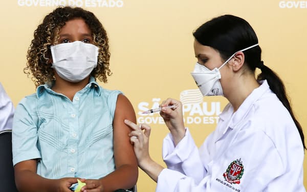 ブラジルでは子供のワクチン接種も始まっている(20日、サンパウロ)＝ロイター