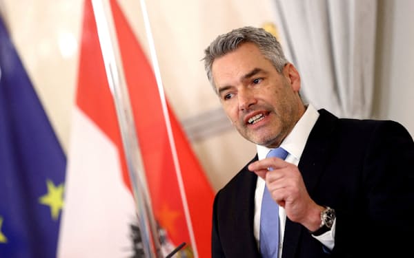 オーストリアのネハンマー首相は自由を得るために接種が必要と訴える＝ロイター