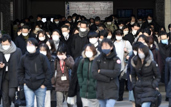 東京都などに「まん延防止等重点措置」が適用された21日朝、マスク姿で通勤する人たち(JR東京駅)