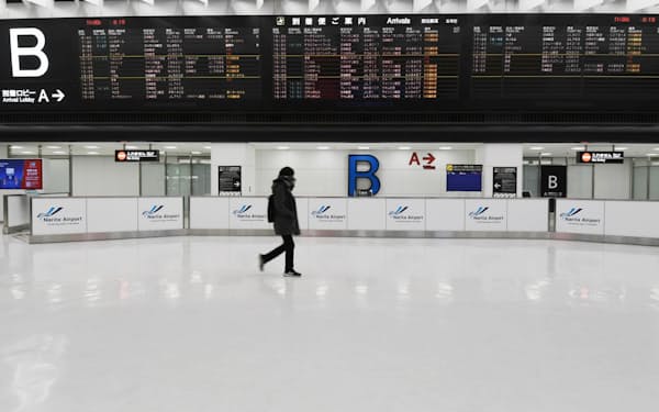 閑散とする成田空港の国際線到着ロビー。日本は2月末まで外国人の新規入国を原則停止している（21年11月）