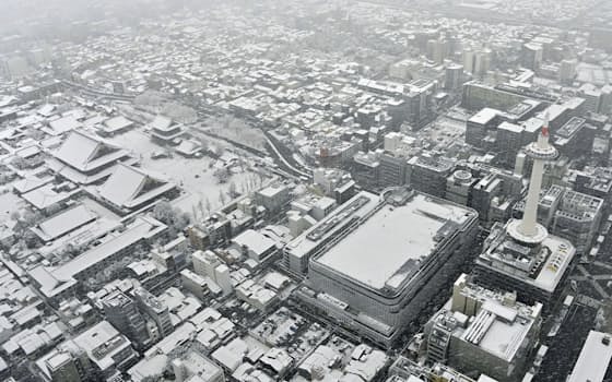 冬型の気圧配置が強まった影響で、大雪となった京都市中心部（21日午前）=共同