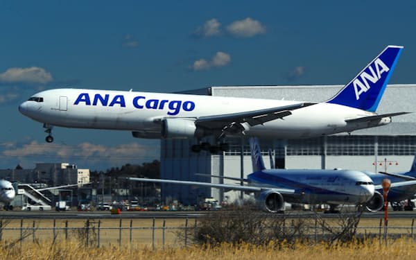 成田空港に着陸する貨物機（2021年）