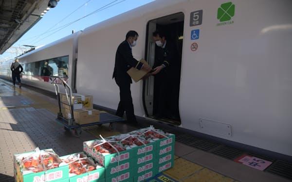 ＪＲ高萩駅でイチゴを車内販売の準備スペースに積み込んだ（20日）＝ＪＲ東日本水戸支社提供