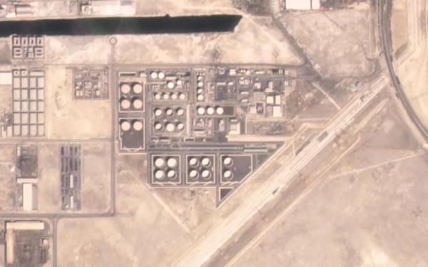 17日の攻撃対象になったとみられるアブダビのUAE国営石油会社の施設を写した衛星写真=Planet  Labs PBC提供・AP