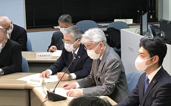 新型コロナウイル ス感染症対策本部会議に出席する鈴木直道知事㊨（21日、北海道庁）