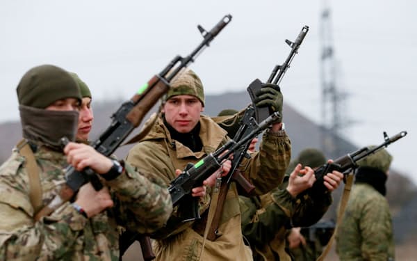 ウクライナ東部の占領地域で射撃訓練をする親ロシア派武装勢力の戦闘員（2021年12月）＝ロイター