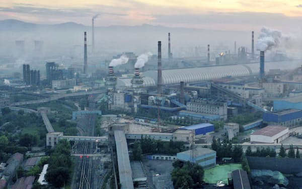 脱炭素にかじを切る中国は鉄鋼生産を抑制（中国河北省張家口市にある製鉄所)＝共同