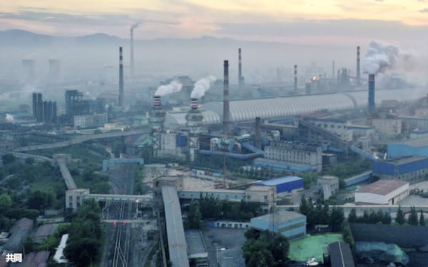 脱炭素にかじを切る中国は鉄鋼生産を抑制(中国河北省張家口市にある製鉄所)=共同