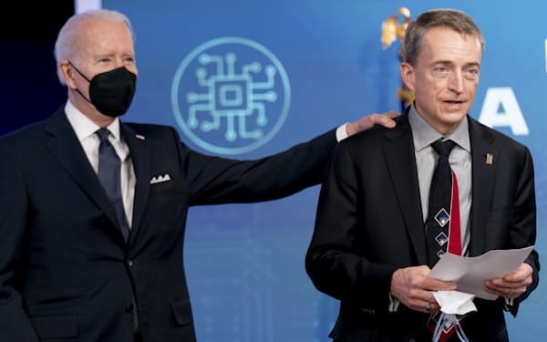 バイデン大統領（左）とインテルのゲルシンガーCEOはホワイトハウスで共同発表し「二人三脚」を印象付けた＝ＡＰ
