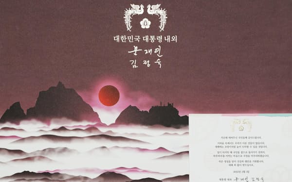 韓国の文在寅大統領夫妻が贈った旧正月のギフトセット。島根県の竹島とみられる絵が描かれている＝聯合・共同