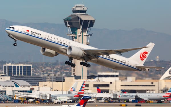 ロサンゼルス国際空港を離陸する中国国際航空の航空機（2016年）＝ＡＰ