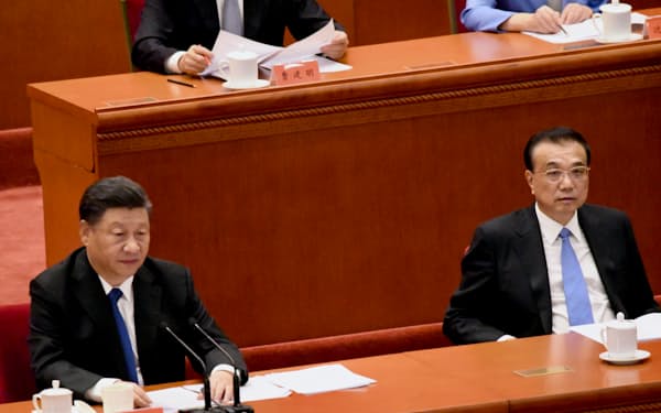 中国の習近平国家主席㊧と李克強首相（2021年10月、北京の人民大会堂）