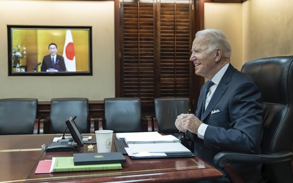 岸田首相とバイデン米大統領がオンラインで協議した=AP