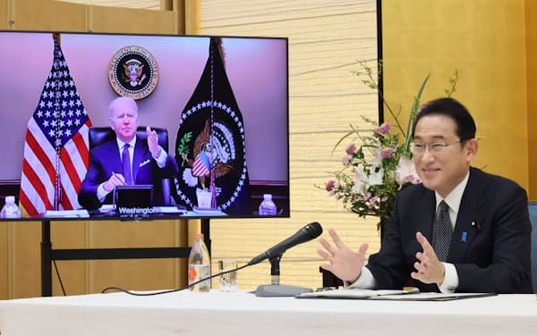 岸田首相とバイデン米大統領がオンラインで協議し、中ロへの対応などで連携を確認した＝内閣広報室提供