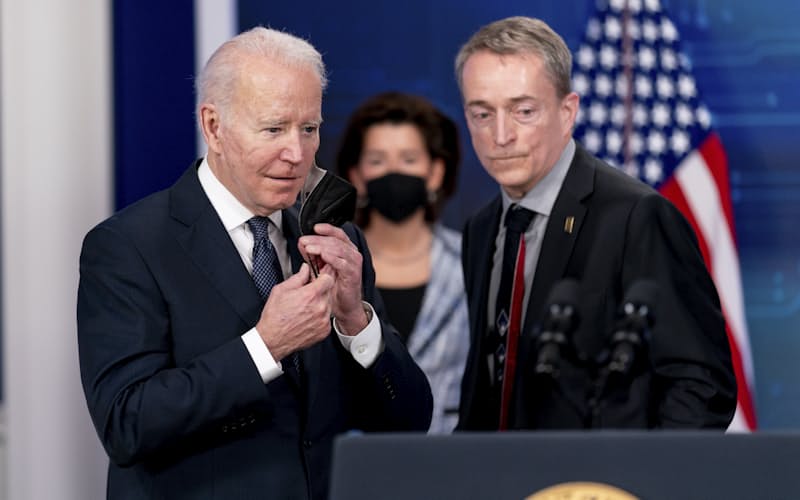 米国は半導体工場の新設を推し進めている(写真左はバイデン大統領、同右はインテルのゲルシンガーCEO)=AP 米国は半導体工場の新設を推し進めている(写真左はバイデン大統領、同右はインテルのゲルシンガーCEO)=AP
