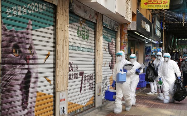 検査と消毒のため閉鎖された香港のペットショップ=ロイター