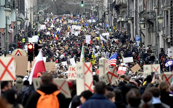 　23日、ベルギーの首都ブリュッセルで規制に反対するデモ隊（AP＝共同）