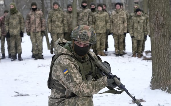 訓練するウクライナ部隊（22日、キエフ）=AP