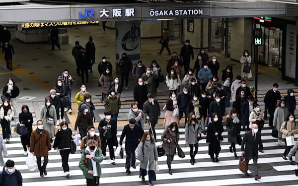 JR大阪駅前をマスク姿で歩く人たち（24日午前、大阪市北区）