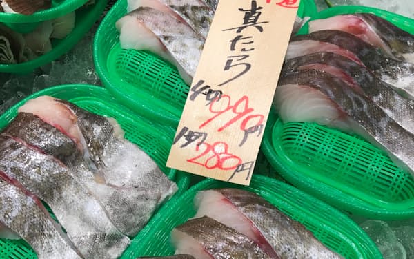 タラは北海道など主産地からの入荷が順調だ（1月、東京都内の鮮魚専門店）