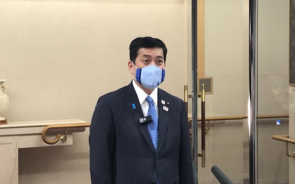 まん延防止等重点措置の要請について会見する塩田知事（24日、県庁）