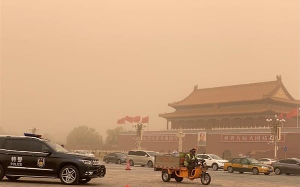 黄砂による大気汚染がひどい北京市中心部（21年3月）