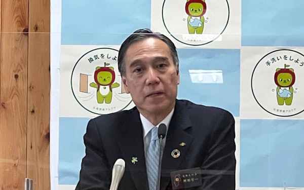 長野県庁で記者会見した阿部知事（24日）