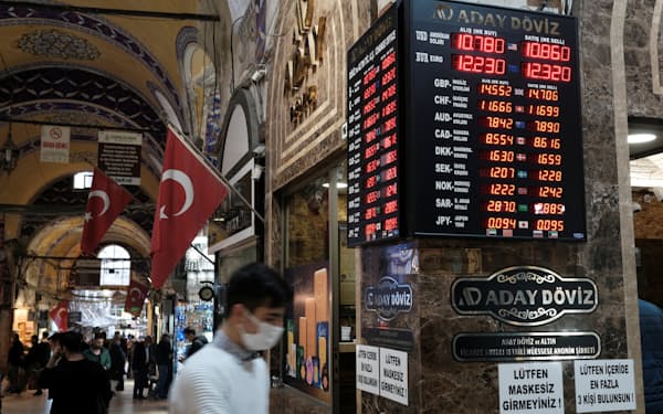 通貨リラの下落でトルコ市民の間で仮想通貨への関心が高まっている=ロイター