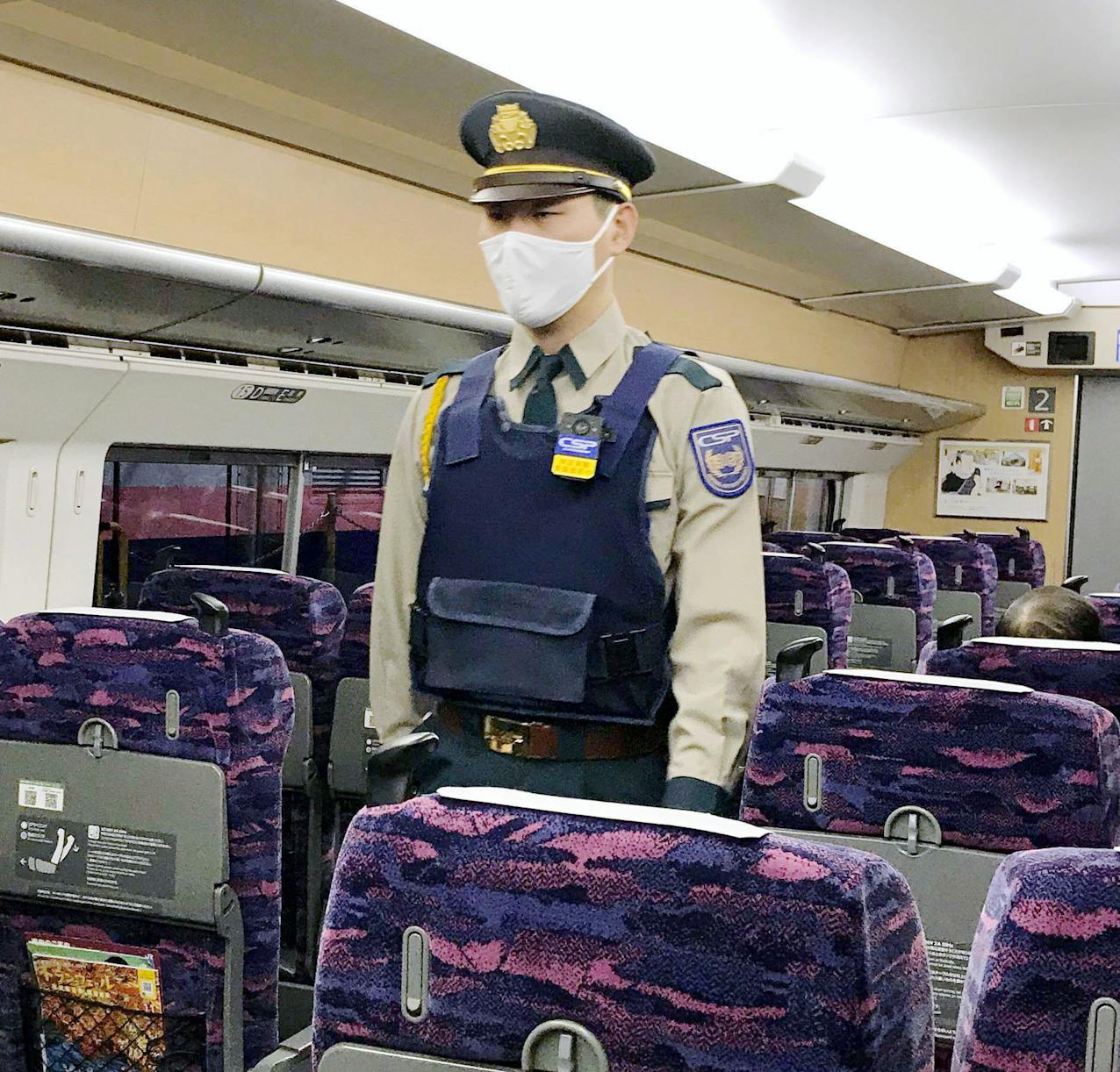 胸元にウエアラブルカメラを装着し、新幹線を巡回する警備員のイメージ（JR東日本提供）=共同