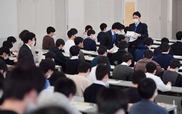 大学入学共通テストの開始を待つ受験生ら(15日午前、兵庫県西宮市の関西学院大)