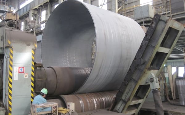 工場内は東京スカイツリーを支える高強度鋼管もつくれる大型設備が目を引く（北九州市）
