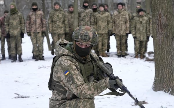 訓練するウクライナ部隊（22日、キエフ）＝ＡＰ