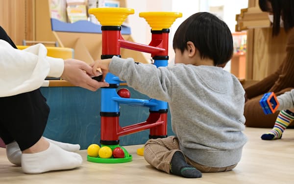 日本では4月から順次、男性の育休取得を進める改正育児・介護休業法が施行される