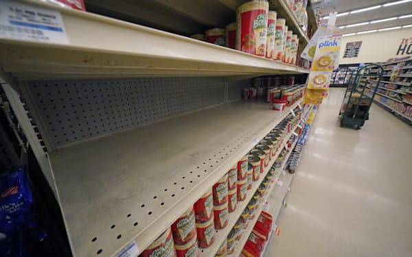 供給制約でスーパーの棚は空きが目立つ（1月11日、米東部ペンシルベニア州ピッツバーグ）=AP